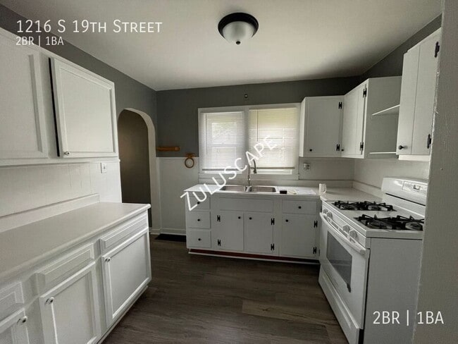 Building Photo - 1216 S 19th St