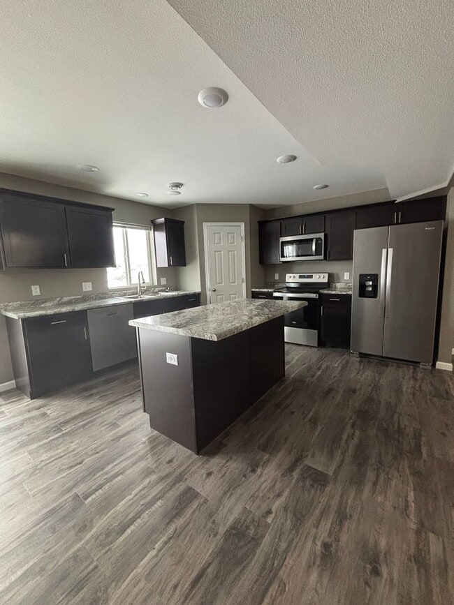 Building Photo - 4 Bedroom Home