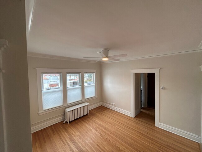 Habitación familiar (13' x 11.5') - 715 W Hillgrove Ave