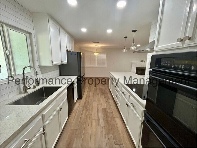 Foto del edificio - Cozy 3 Bed/2 Bath Home in SW Bakersfield w/ RBP & Security Deposit Alternative Option