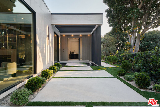 Foto del edificio - 1028 N Hillcrest Rd