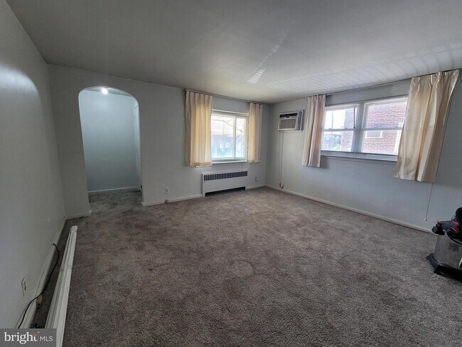 Building Photo - 1037 Levick St