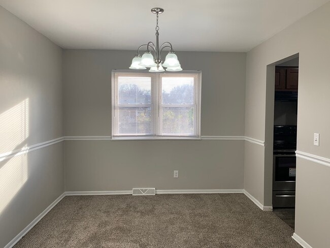 Foto del edificio - Large 4 Bedroom Home