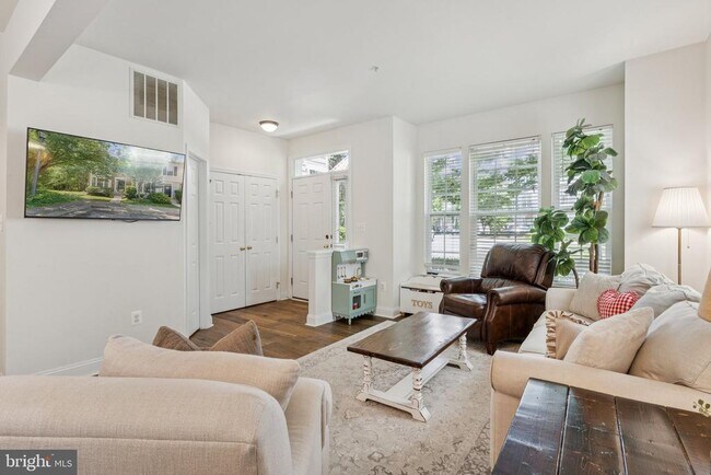 Foto del edificio - 856 Stonehurst Ct