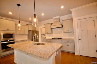 Building Photo - 151 Rugby Dr