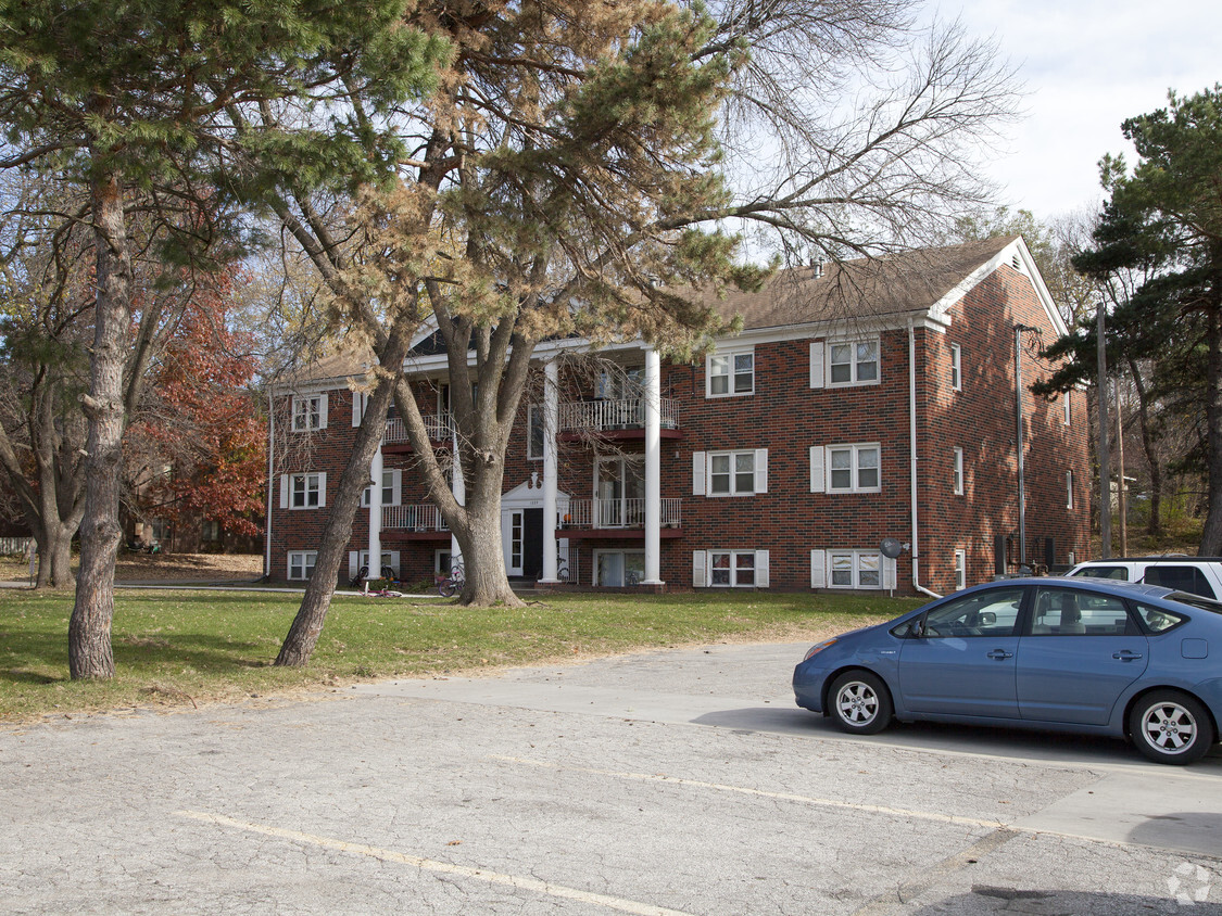 1225 66th Street Apartments - Windsor Apartments