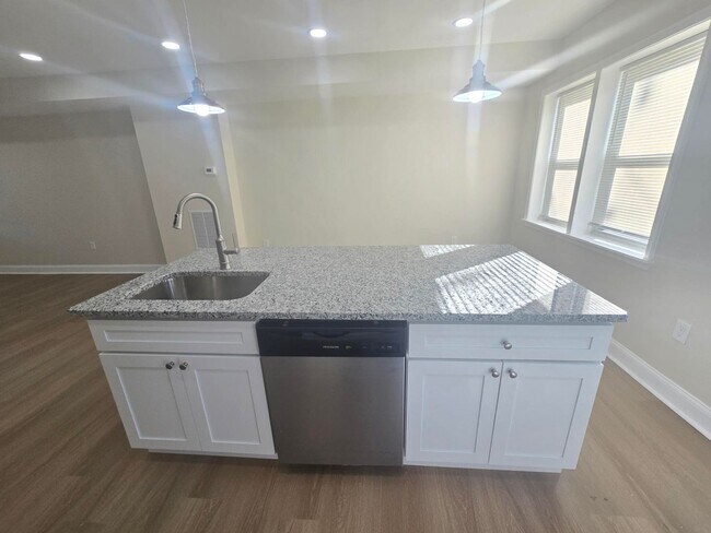 Building Photo - Beautiful 3 Bedroom 2.5 Bathrooms West Bal...