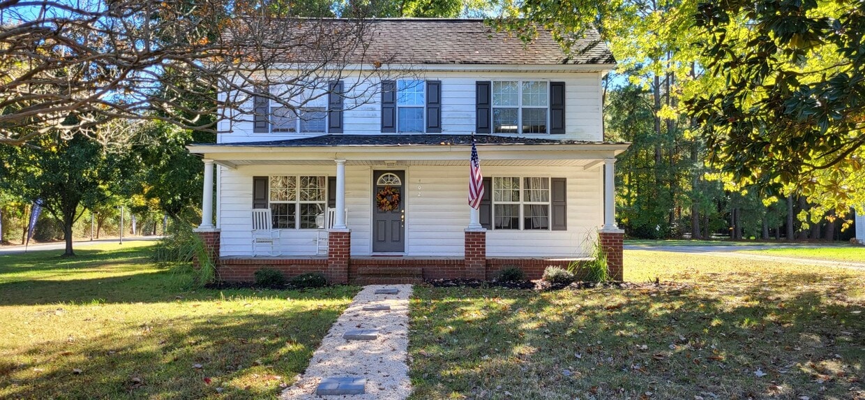 Renovated historic farmhouse in Yorktown House Rental in Yorktown, VA