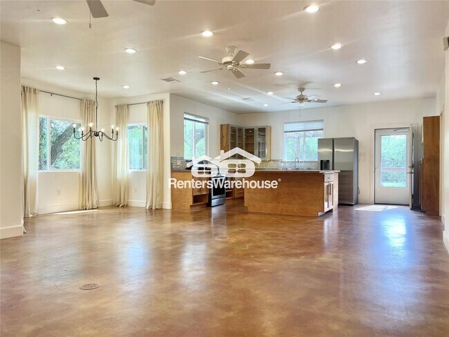 Building Photo - 3210 R O Dr