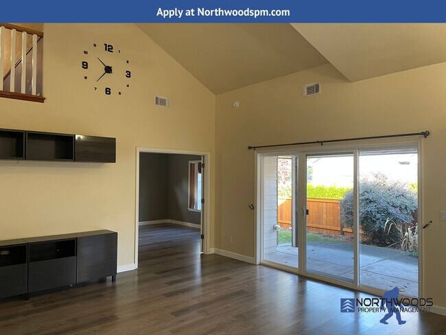 Foto del edificio - Lots of Room- 3 Bedroom 2 Bath Home with B...