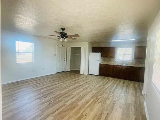 Building Photo - Roomy 3-Bed, 2-Bath Rental: Ideal Space fo...