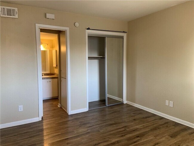 Building Photo - 69 S Commonsway Dr