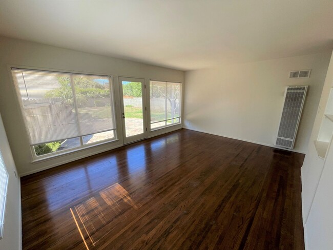 Foto del edificio - Upgraded Midtown Home with Beautiful Wood ...