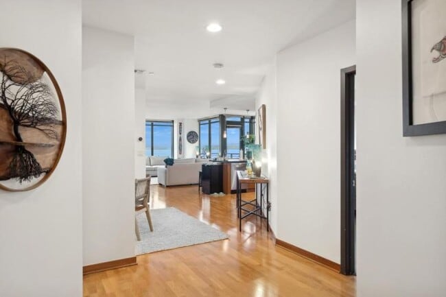 Building Photo - 2 bedroom in Seattle WA 98121