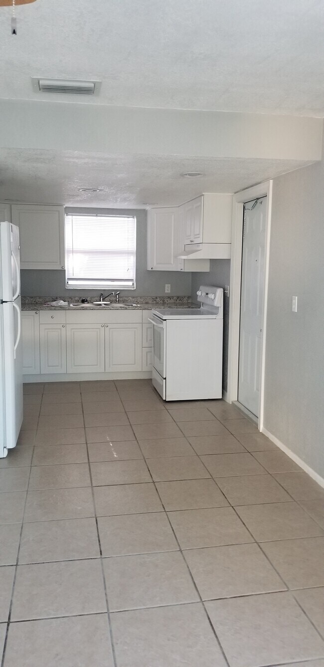 Sala de estar/Cocina - 2964 62nd Ave N