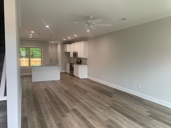 Building Photo - 3 Bed / 2.5 Bath Townhouse