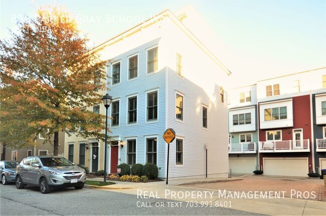 Building Photo - Beautiful End Unit Townhouse, Ideal Old To...
