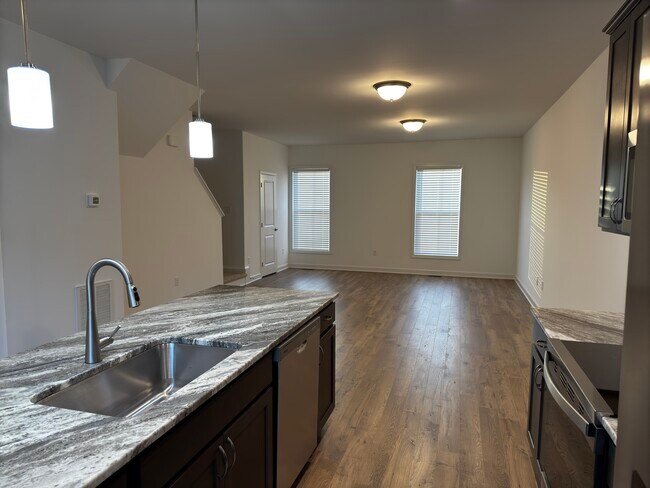 Sala de estar desde la cocina - 200 Colony Ave