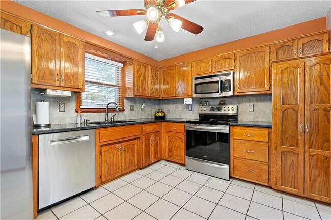 Building Photo - 6819 T Gabbert Dr