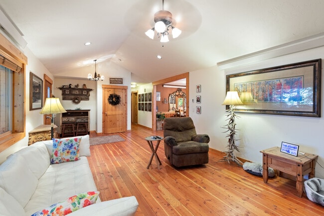 Building Photo - 404 Snake River Dr