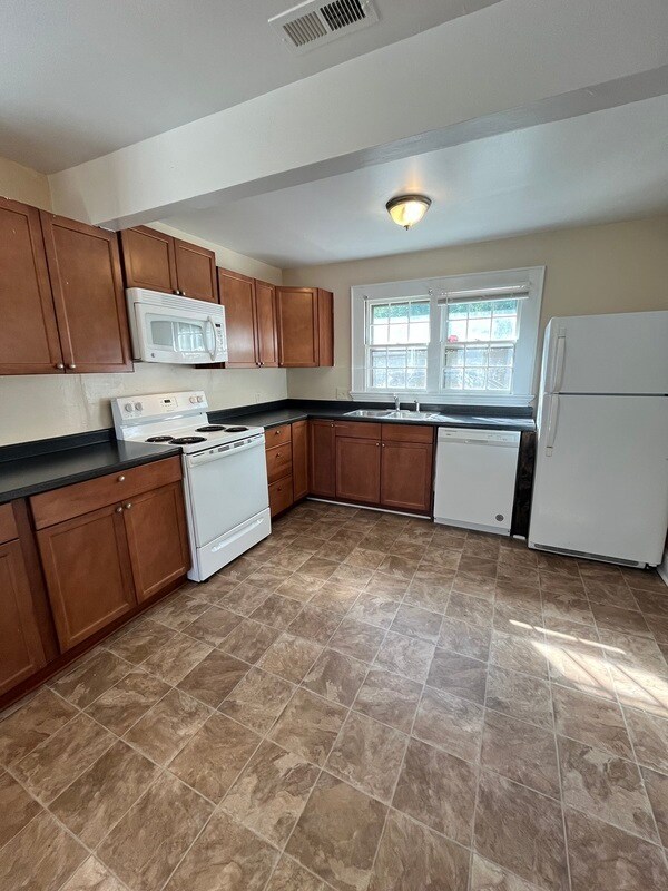 Building Photo - 135 Bradford Dr