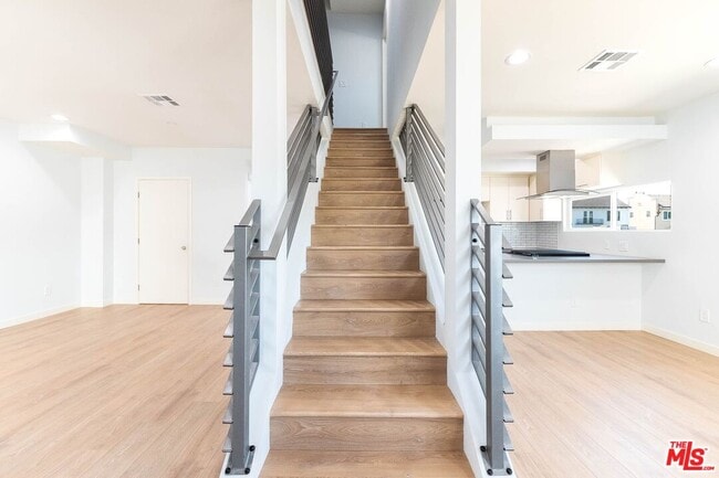 Building Photo - 756 N Ridgewood Pl