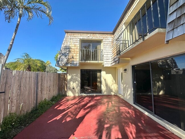 Building Photo - 225 Lake Arbor Dr