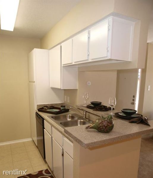Building Photo - 5550 Holly View Dr