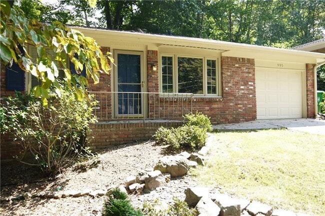 Building Photo - 995 Seville Dr