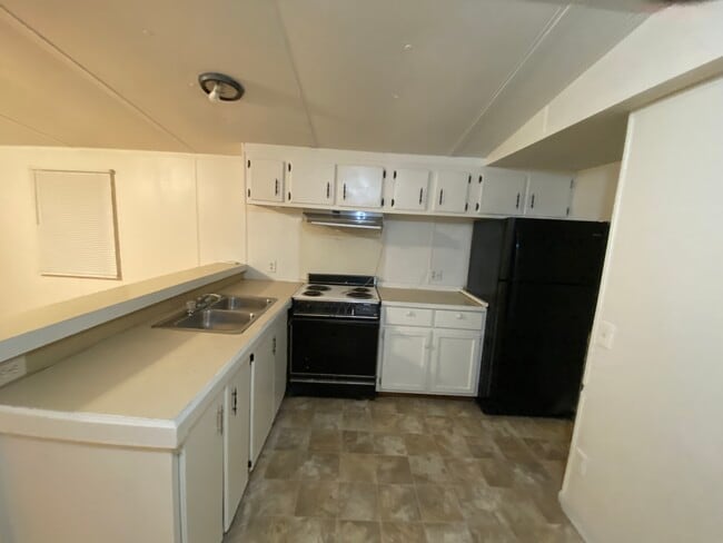 Building Photo - 11 Coach Dr