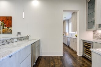 Building Photo - 5202 Chesapeake Way