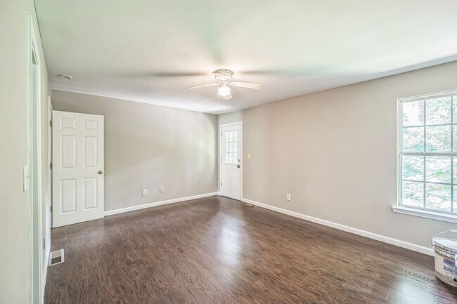 Foto del edificio - 2045 Baker Rd NW
