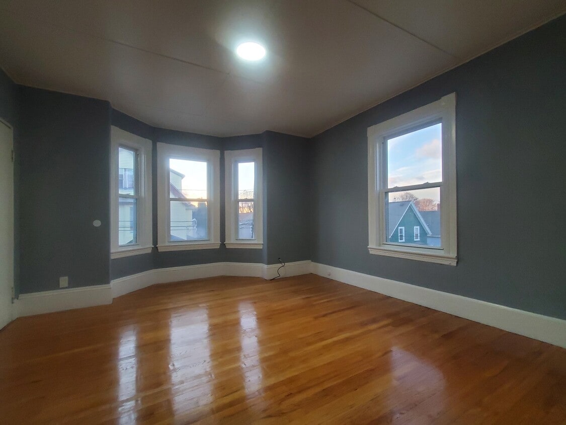 Photo - 27 Phillips Ave (Lynn, MA)