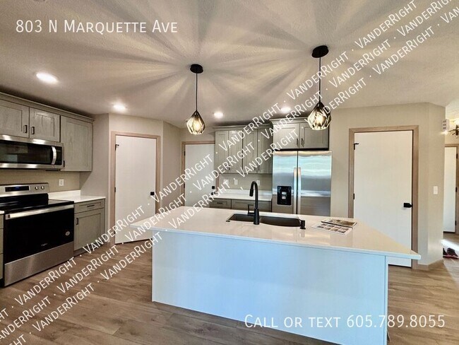 Building Photo - 803 N Marquette Ave