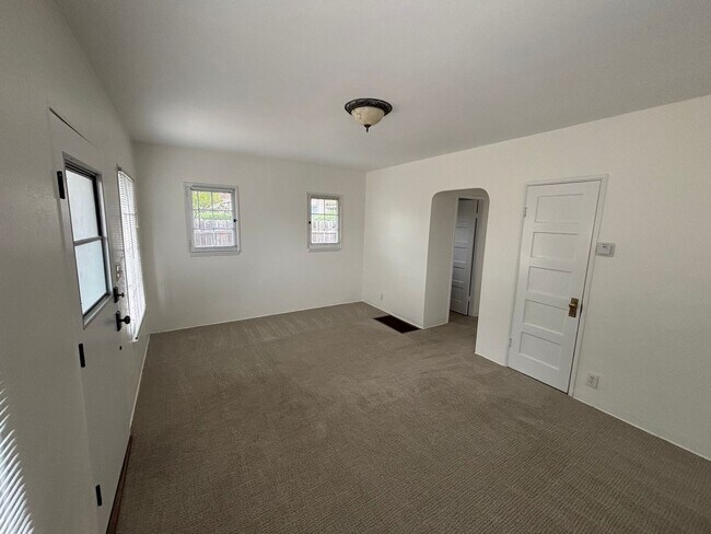 Foto del edificio - Charming One-Bedroom Retreat in Prime Santa Barbara Location
