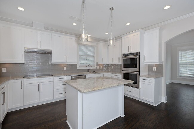 Building Photo - 2033 Cherokee Dr