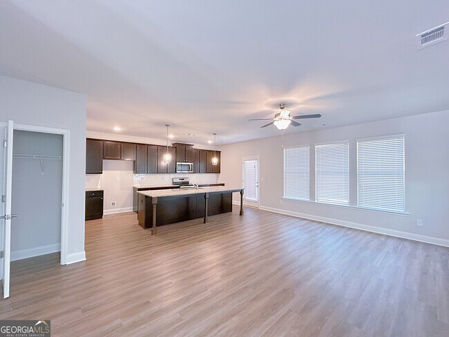 Foto del edificio - 2586 Mls Cmn Dr