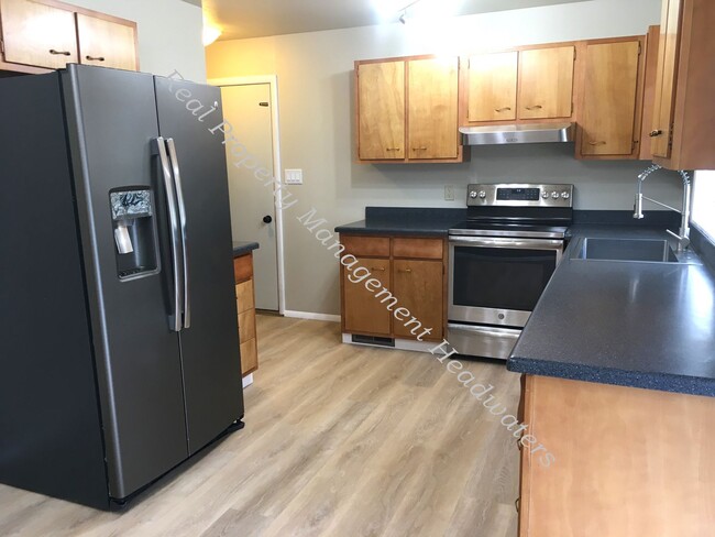 Building Photo - 4 Bedroom 1-3/4 Bath House for Rent