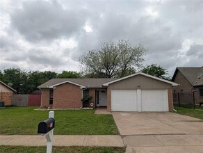Building Photo - 713 Heathcliff Dr