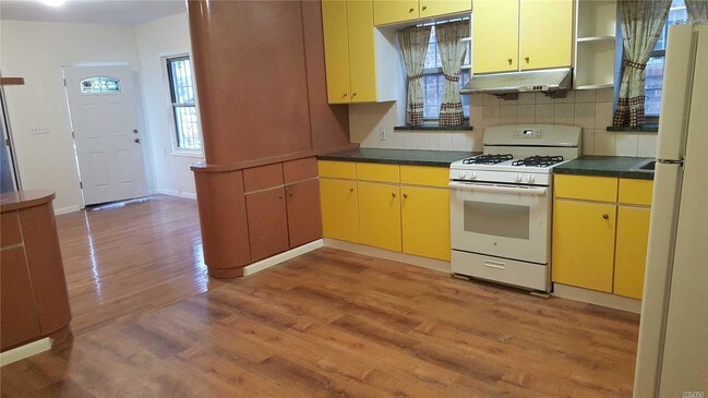 Building Photo - 2 bedroom in Middle Village NY 11379