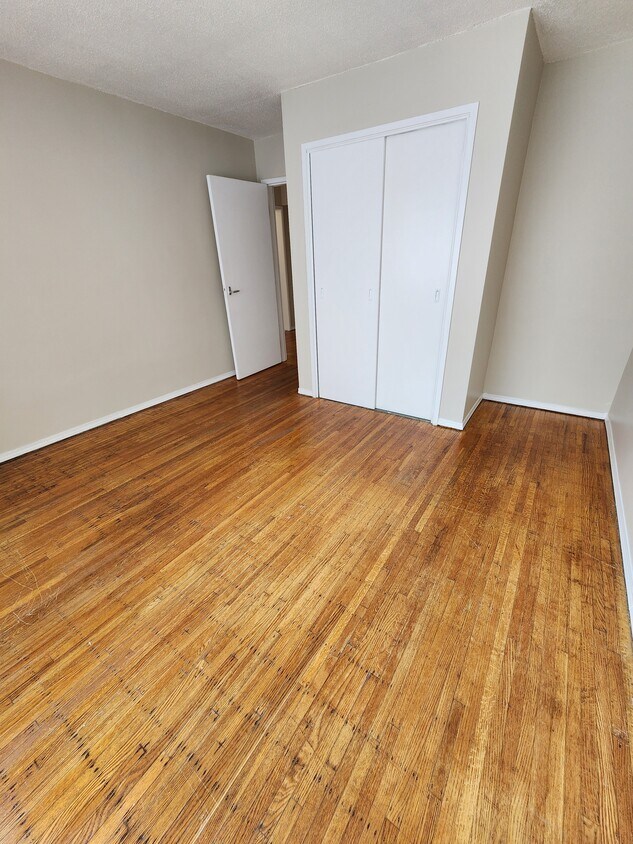 Building Photo - 1 Bedroom with Hardwood Floors!