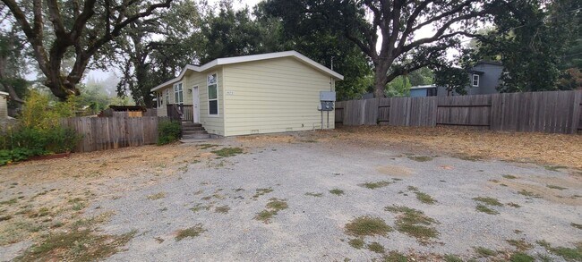 Building Photo - Single story home minutes from Graton and ...