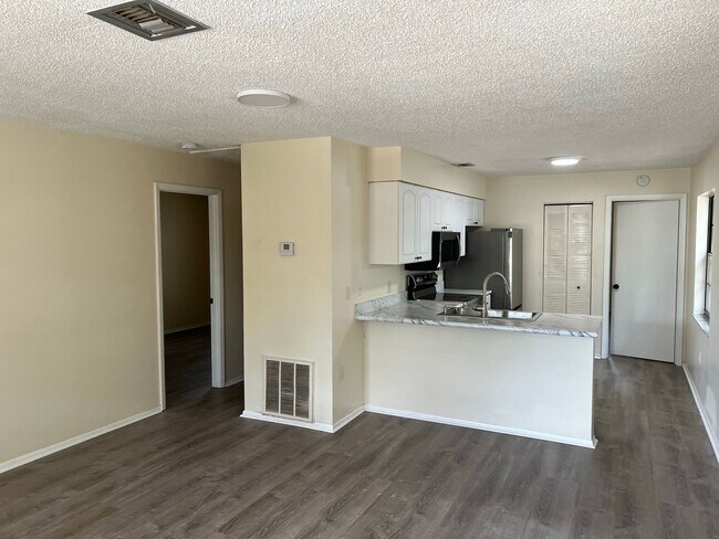 Foto del edificio - Annual 3 Bedroom 2 bath Duplex available F...