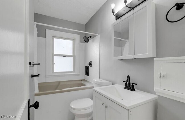 Foto del edificio - 3363 E 102nd St