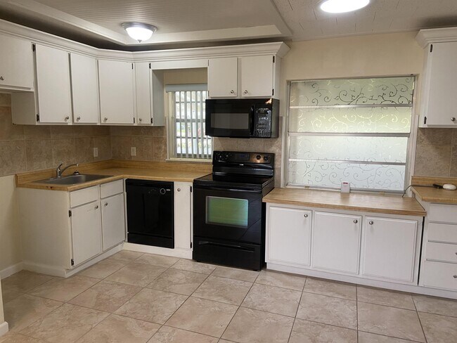 Photo - 124 Longwood Dr House