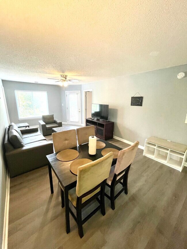 Building Photo - 1401 Collegiate Cir