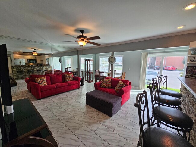 Building Photo - 4000 Gulf Terrace Dr