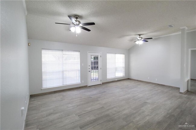 Foto del edificio - 2303 E 23rd St