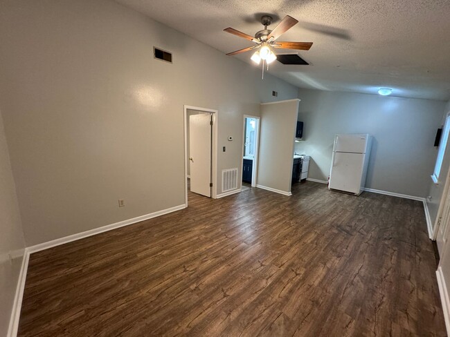 Building Photo - 1BR/1BA FOR RENT