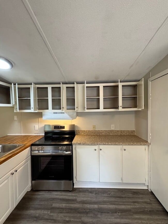 Foto del edificio - 2 bedrooms, 1 full bath located on a quiet lot. 1 story living with a great open floor plan. Very...